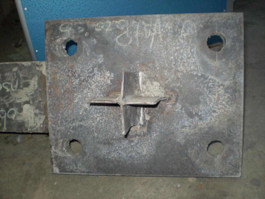 En una de las llaves se aprecia la rotura del acero en los bordes exteriores de la llave, como se muestra en la Figura 2.