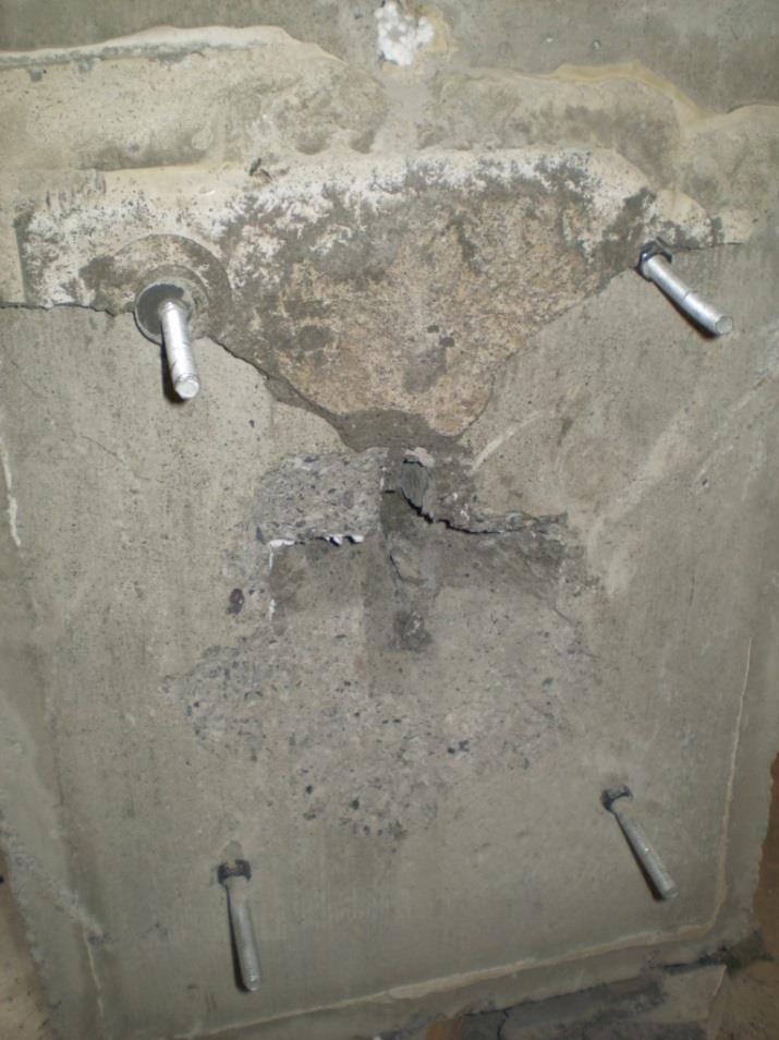 placas de acero se aprecia una zona de rotura del hormigón en la zona