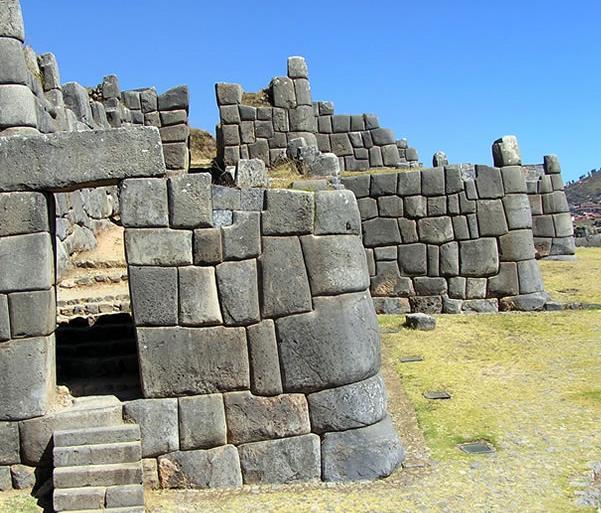 SOLIDEZ Los muros eran construidos con grandes bloques de piedras debidamente talladas y pulimentadas, las que unían con admirable