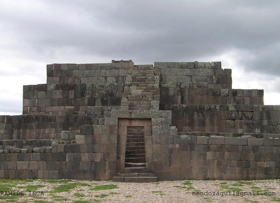 varios sitios en la ciudad del Cuzco con monumentos de piedra bastante grandes.