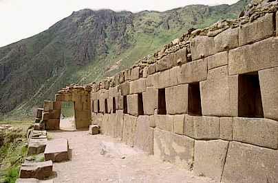 Por las fuentes etnohistóricas, se creía que muchas de las estructuras incas contenían materiales totalmente foráneos,