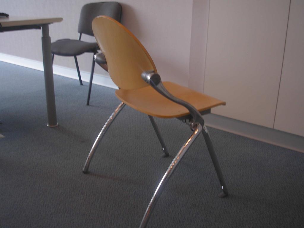 El color será, preferentemente igual al color las sillas existentes en el local. Se valorará especialmente el parecido y semejanza con las sillas existentes en los Salones de Capacitación.