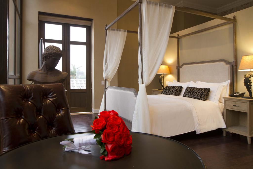SUITE DE LOS REYES La Suite de los Reyes es el alojamiento más lujoso de Cartagena de Indias, una habitación de 93 m² diseñada para sorprender a los huéspedes más especiales.