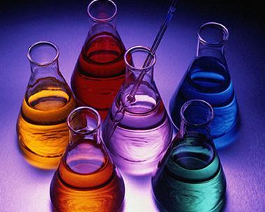 Sustancia sobre forma Ejemplo Un distribuidor de productos químicos entra en un acuerdo de maquila con un productor químico.