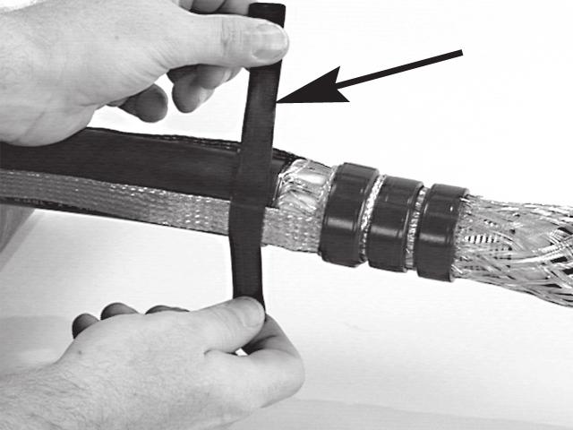 En uno de los cables (No sobre los neutros) coloque el cinturón de cobre preformado para puesta a
