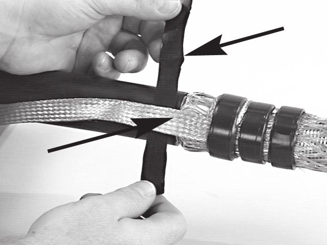 fuerza constante, coloque los extremos del cinturón sobre la cubierta del cable.