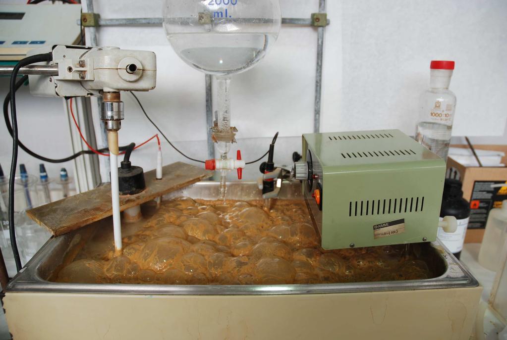 (1) Acondicionamiento/purificación del baño mediante la separación de metales pesados: Ni, Zn y Cu, por precipitación y filtrado.