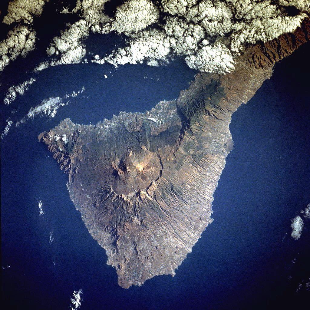 Es la isla más extensa de Canarias, con una superficie de