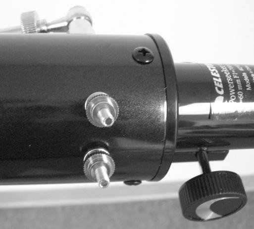 Instalación del telescopio buscador Para instalar el telescopio buscador: 1. Localizar el telescopio buscador (estará dentro del soporte del telescopio buscador); vea las Figuras 1-1 y 1-2. 2.