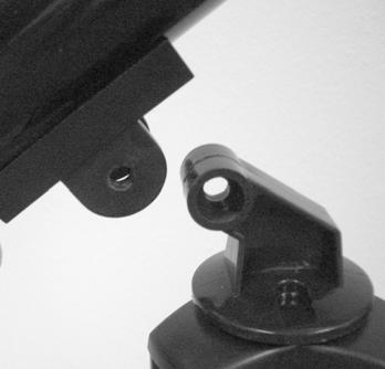5 Apriete los dos botones (a ambos lados del soporte) por la parte superior del soporte en los orificios roscados del tubo óptico (Figura 2-7).