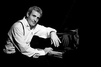 Actúa regularmente como solista en salas de conciertos y milongas de toda Europa Mario Soriano, piano Profesor de música y director de coros.
