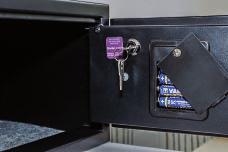 OMNITEC, referente de seguridad a nivel internacional Moderna y elegante, la caja fuerte SUPRA CARD destaca por su apertura con tarjeta y su teclado de goma iluminado en tono