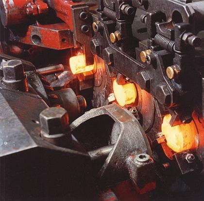 Modos de fallo típicos Durante la operación de forja semi-caliente, las partes de la herramienta están expuestas a una temperatura bastante alta, cargas mecánicas elevadas y a un enfriamiento
