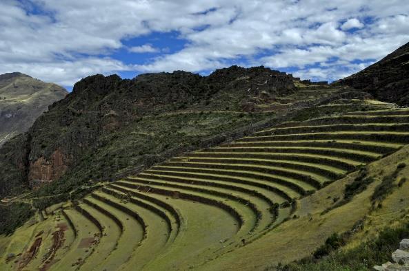 Enseguida visitamos Qenqo, templo en honor a la madre tierra o Pachamama, continuamos por Puca pucara o centro de control de ingreso a la ciudad Sagrada del Cusco, más tarde visitamos Tambomachay