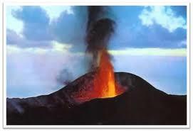 enfriamiento de lava en la superficie, se denomina roca ígnea extrusiva. También existen rocas ígneas enfriadas a gran profundidad que se llamas plutónicas.