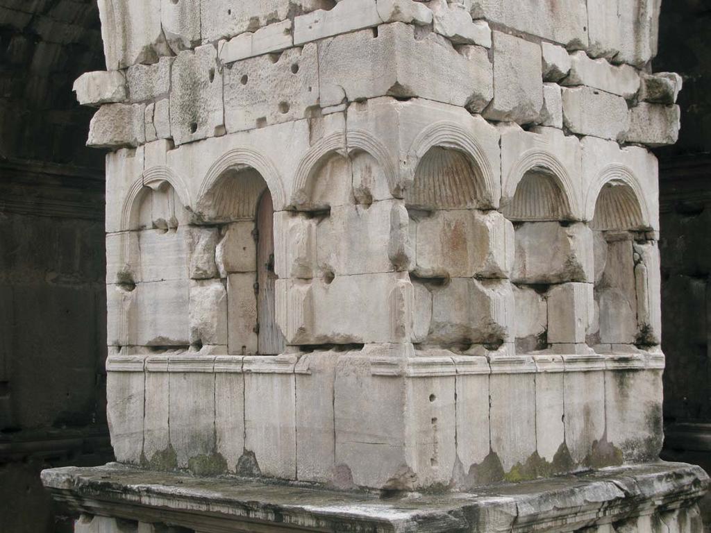 Informes y trabajos 7 200 Figura 8. Detalle de uno de los pilares del Arco de Iano.