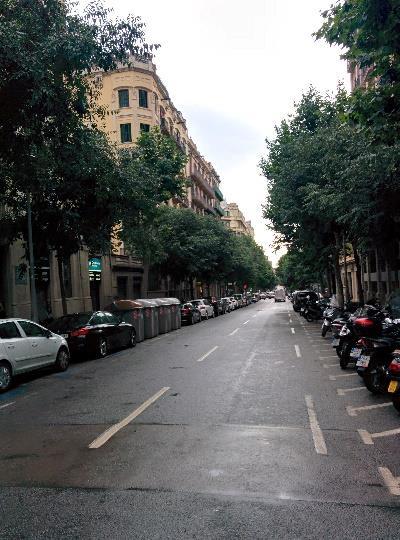 que carrer de Londres se extiende de 1 km en orientación NE-SO conectando carrrer d Aribau con la Av. De Josep Tarradellas, carrer de Casanova se extiende 1.