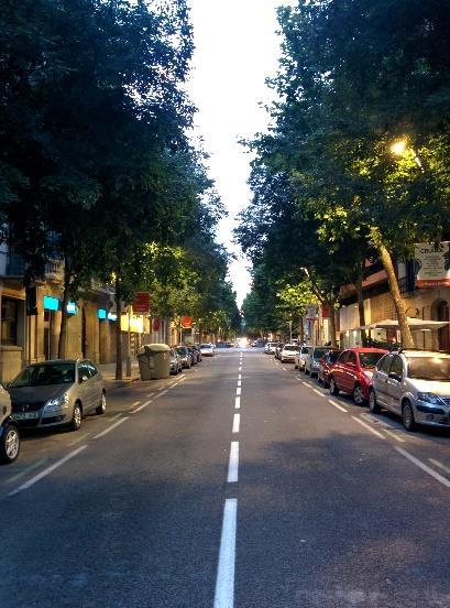 Londres y carrer de Casanova) y orientaciones diferentes, mientras que carrer de Bailen se extiende de 2 km en orientación NO-SE conectando Travessera de Gràcia con la Ronda de Sant Pere,