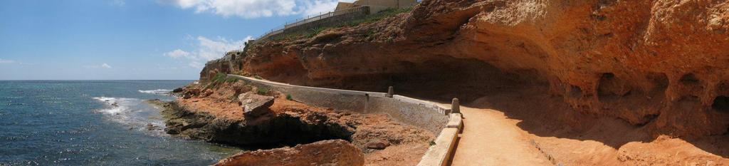 Imagen al N de Cabo Roig Cliffs in Torrevieja, (Per Blix-Google) Recuerdo aquella inocencia de