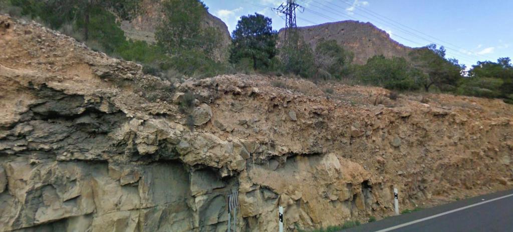 Rocas carbonatadas y pizarras, Unidad Túnel, Triásico; encima, depósitos