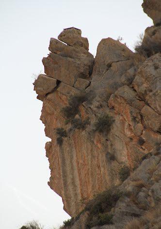 Calizas Triásicas en la Sierra de Callosa. (por Jesús Franco Gomez-Google) Archivo 7, último de este Paseo Geológico por Alicante.