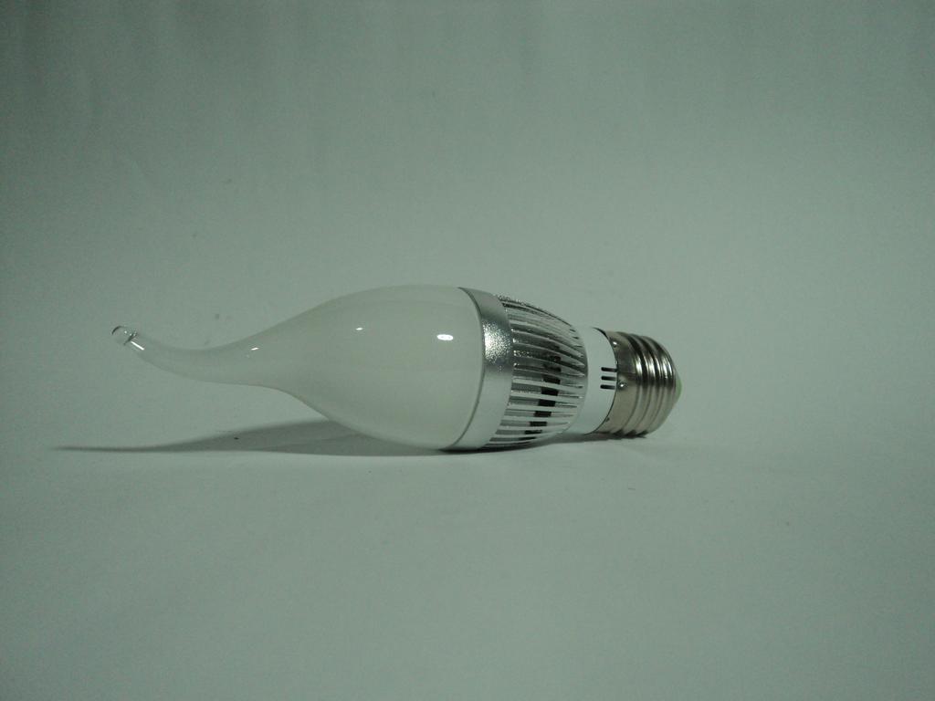 7 cms Base E:26 Color: blanco y cálido y vidrio C35-Vela Foco tipo vela 36 SMD Consumo de energía: 5