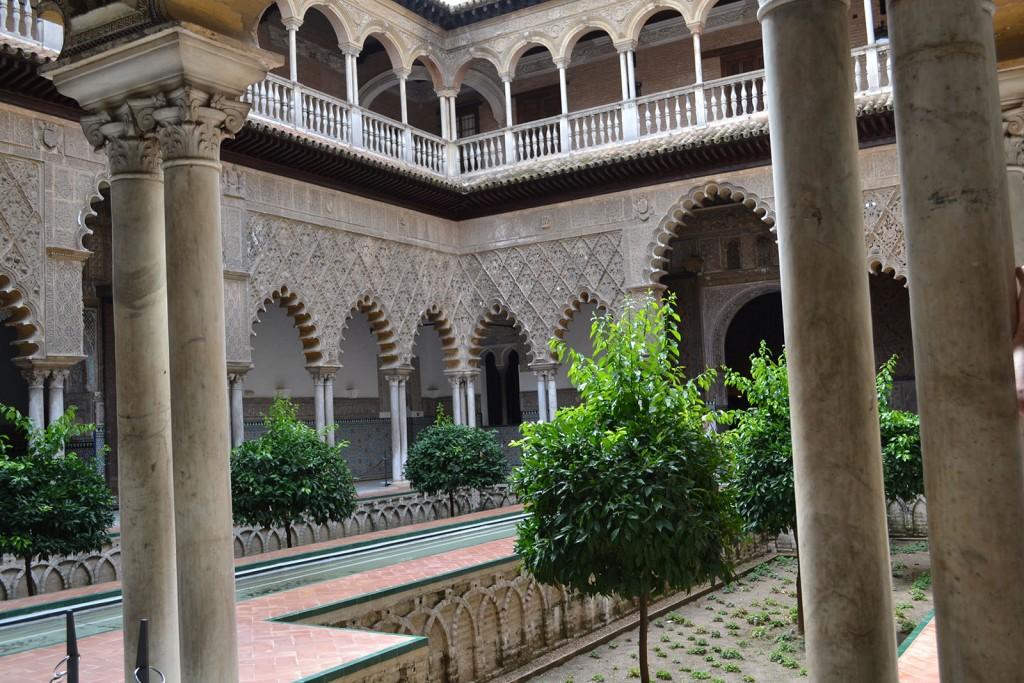 El nivel de detalle artesanal de la fachada del palacio, y aún más de los interiores es de una belleza extraordinaria.