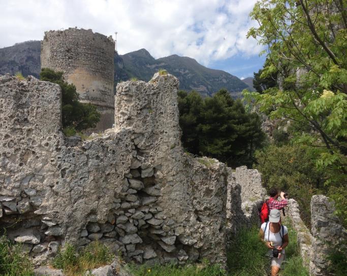 Torre de Ziro Caminando hacia la famosa torre entre las ciudades de Atrani y Amalfi.