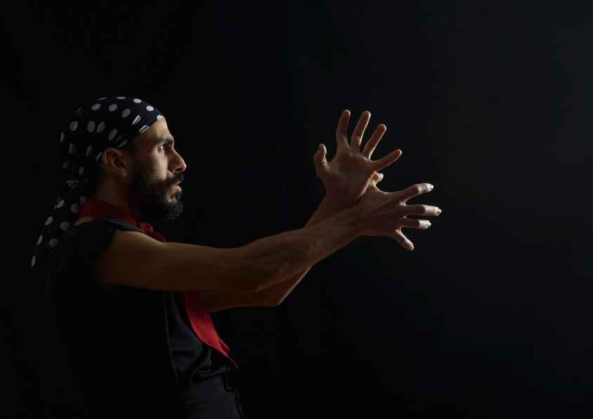 Titi Flores. (Baile) Identificado con el flamenco desde muy temprana edad, se acerca y participa de sus sonidos como receptor de este fenómeno de la cultura andaluza.