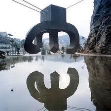 Elogio del agua 1987 Esta escultura de hormigón de Eduardo Chillida está situada en el parque urbano de la Creueta del Coll, en el distrito Guinardó de la Ciudad de Barcelona.