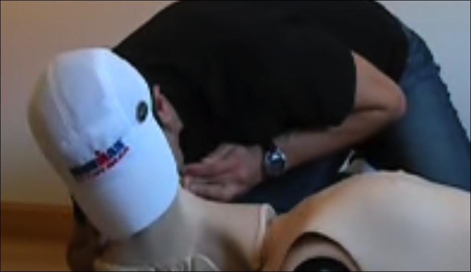 La técnica correcta en la insuflación del boca a boca es la maniobra frente- mentón: la cabeza del paciente se echa para atrás, y se cierra la nariz del paciente con una mano, manteniendo la boca