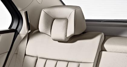 Algunos aspectos destacados son los dos asientos de carácter individual de confort, los reposacabezas de confort y el amplio compartimento portaobjetos cerrado en el centro.