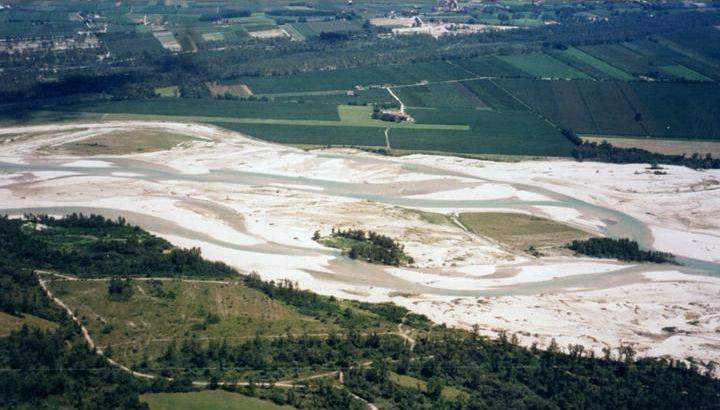 Por ejemplo, el río Piave (Italia), ha reducido en un 65% su anchura en las