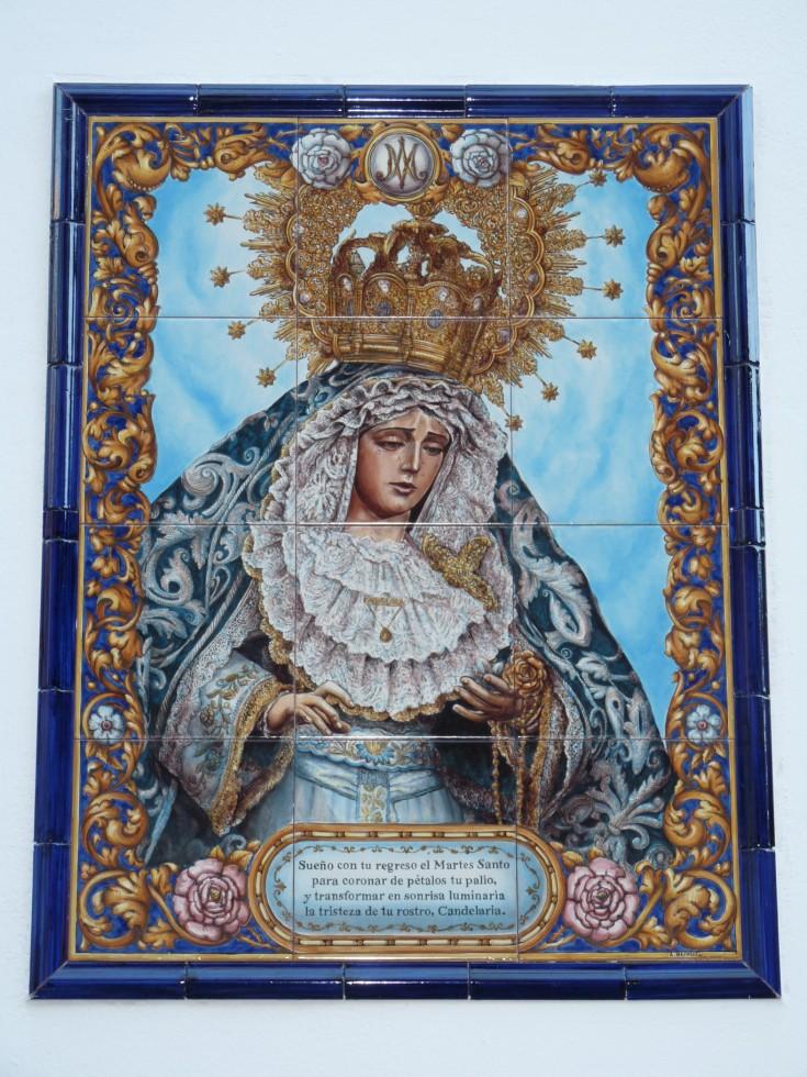 Manuel Sánchez y Antonia del Toro colocaron un azulejo de nuestra Virgen de la Candelaria sobre la fachada de la
