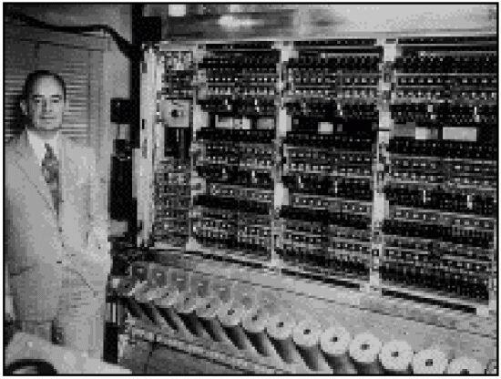 1ª Generación: válvulas de vacío EDVAC (Electronic Discrete Variable Automatic Computer) Eckert-Mauchly-von Neumann John von Neumann Primer informe sobre EDVAC: