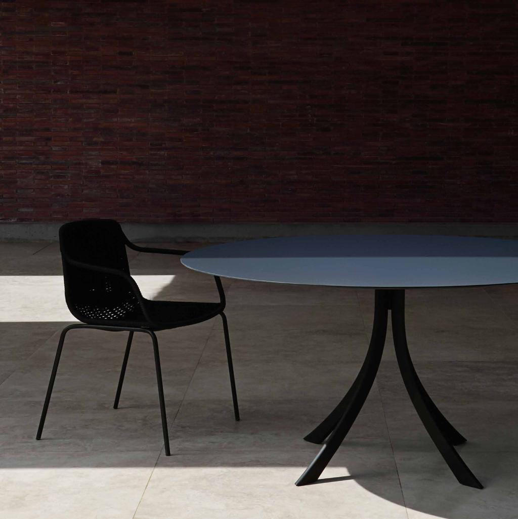 Seductive indoor and outdoor spaces C936 FALCATA Mesa redonda / round dining table 101 black fine textured 303
