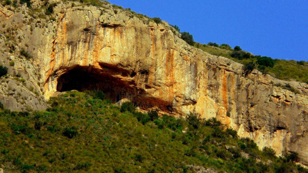 Cueva del Rollo. Calizas dolomíticas del Jurásico Inf.