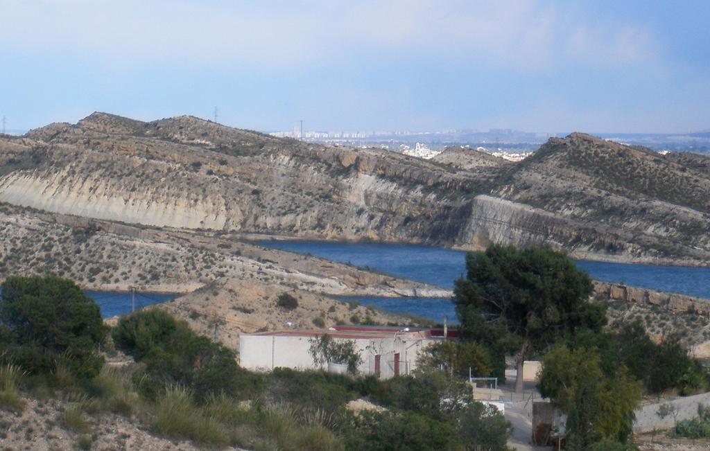 El Embalse de Crevillente, Alicante, desde el W.