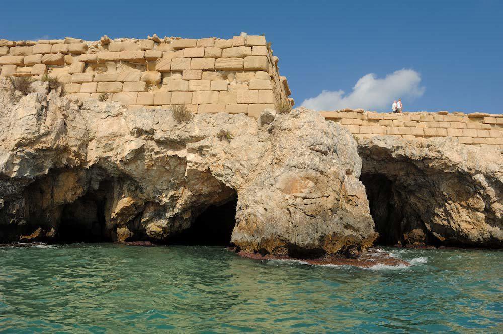 Isla de Tabarca. Cuevas de erosión marina.