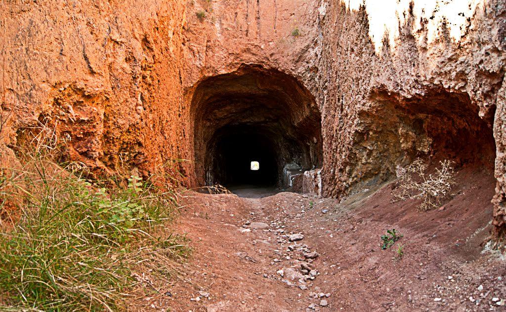 Túnel sin revestimiento. Sierra Negra al NE de Aspe, Alicante.