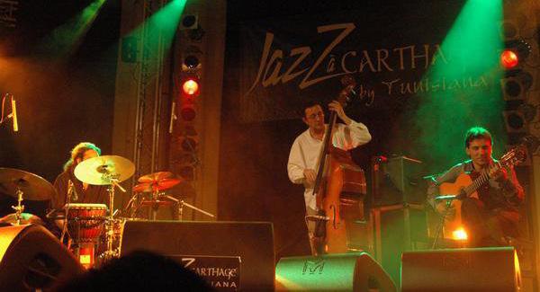 2 / DdP Colina & Bola mucho más que dos Javier Colina y Agustín Carbonell El Bola son mucho más que dos músicos colaborando en un proyecto de jazz y flamenco.