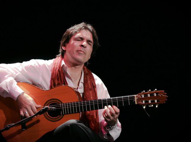 4 / DdP A.C. Bola guitarra Agustín Carbonell Serrano, conocido como Bola, nació en Madrid en 1967. Es, sin duda, una pieza clave en la historia del flamenco contemporáneo.