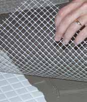 - / Extender una fina capa del cemento cola FIXMAX S (C TE S) con una llana plana sobre la cerámica o el mosaico antiguo, intercalando en el medio, la malla de