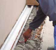 Es imprescindible nivelar las canaletas de PVC entre sí para asegurar el 00% de asentamiento de la rejilla cerámica Las canaletas se pueden cortar en tramos de 0 cm manteniendo las uniones.