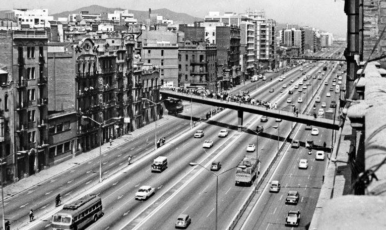 *1965.- La Meridiana creuada pel pont del carrer Aragó.