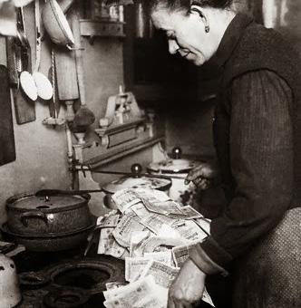 lastrada -entre otros- por el problema de la hiperinflacion (foto de mujer quemando billetes).
