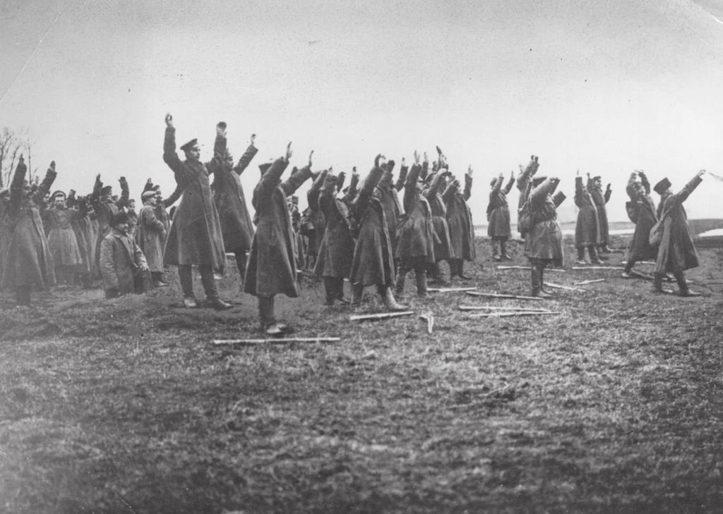 Soldados rusos se rinden en 1917. Los revolucionarios bolcheviques sacaron al país de la guerra. 1918. Pobreza en Berlín tras la guerra.