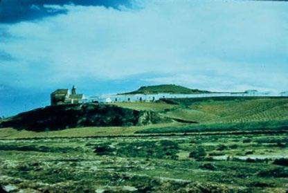 Fig. 23. Vista de la ensenada y vaguada, al fondo el cerro del castillo (años 50).
