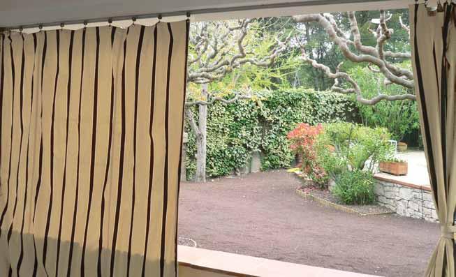 TOLDO VERTICAL CORTINA CONFECCIONADA EXTERIOR Las cortinas están indicadas para balcones irregulares o para cerramientos laterales.
