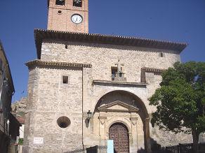 Posee varias capillas de las cuales destaca la de Santiago.